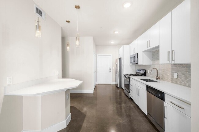 Building Photo - 1825 N San Jacinto Street Unit 641