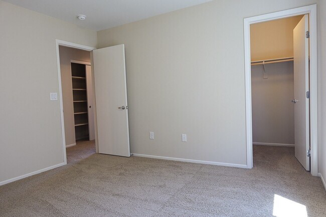 Building Photo - Brand New Gated 4-Bed, 3-Bath Townhome wit...
