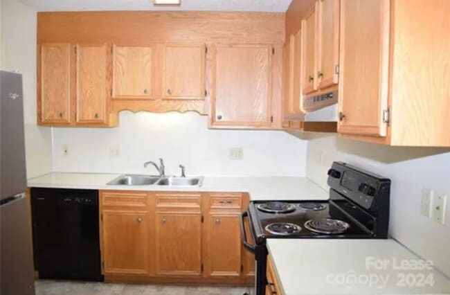 Building Photo - Private 2BD/1.5BA Townhouse in Prime NW Hi...