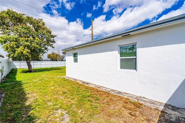Building Photo - 8330 NW 35th Pl