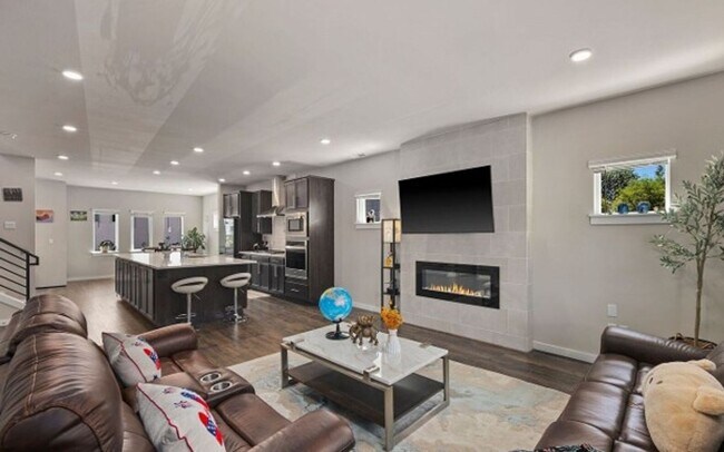 Building Photo - Modern 4-Bed Home in Northshore School District with A/C