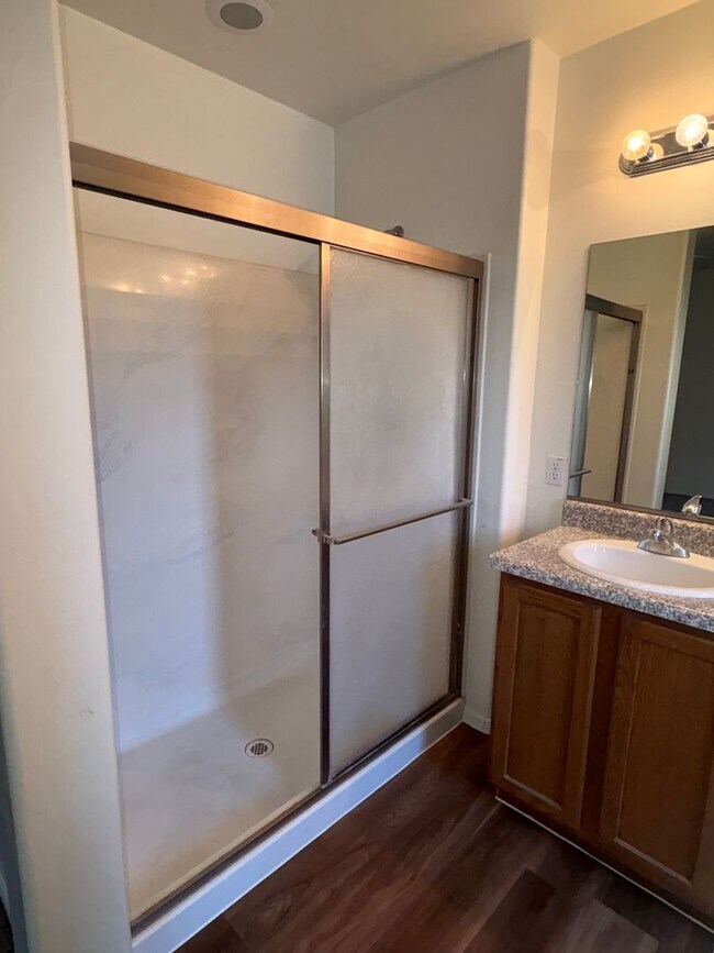 Building Photo - Must See 3 bedroom home! Near Downtown and...