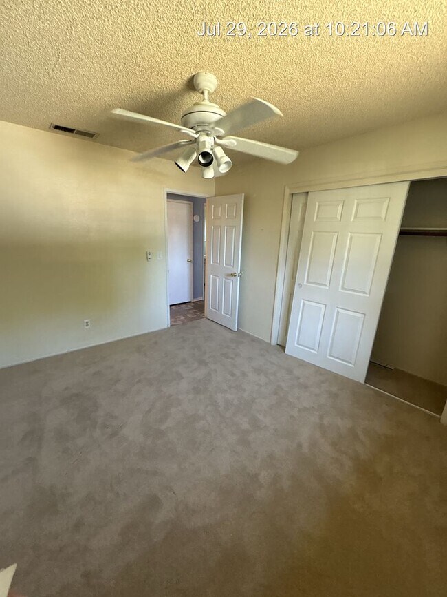 Building Photo - North Side Visalia Home!!