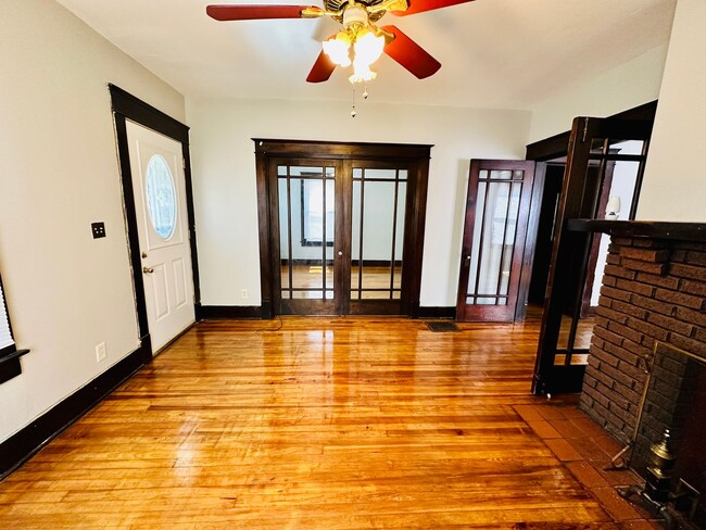 Building Photo - Adorable 2 bedroom home with two living ar...