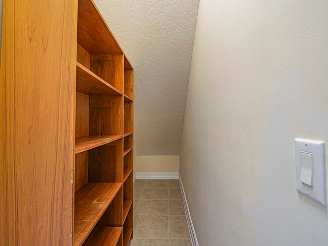 Building Photo - 1965 Bridgepointe Cir