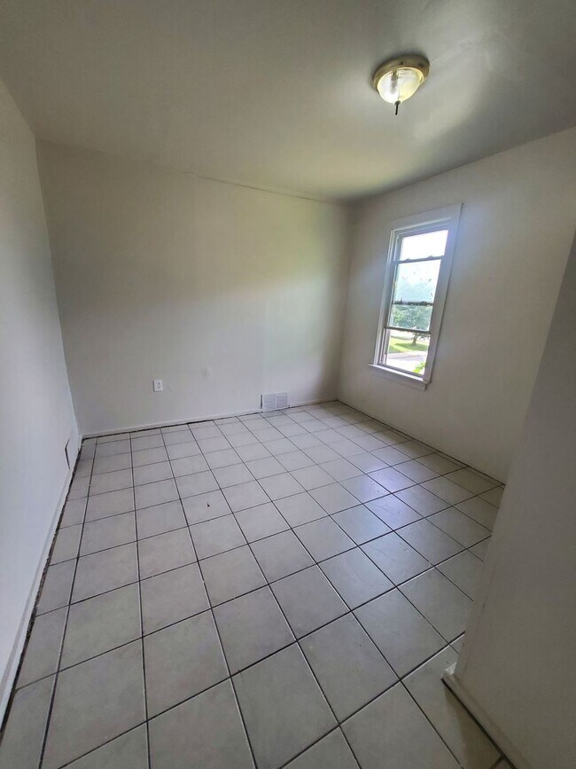 Building Photo - 608-610 W Burleigh St. (Duplex)