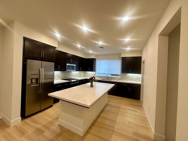 Building Photo - Bright 4 Bedroom 3 bath in FREMONT!