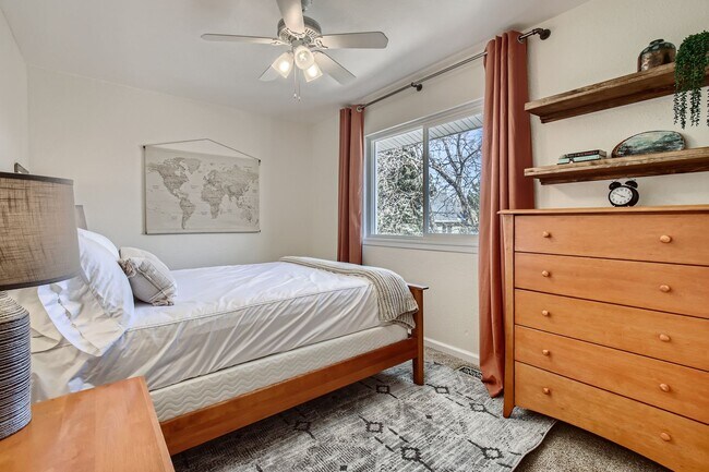 Building Photo - Corner Unit 2 BDR / 2.5 BA Townhome