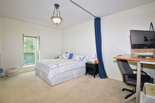 Building Photo - 2425 Underwood St