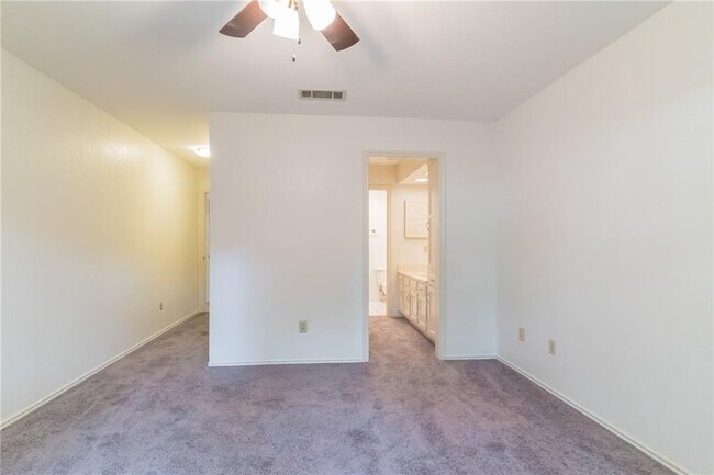 Building Photo - 7211 Lakewood Dr