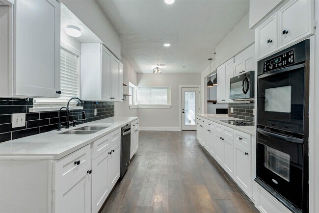 Building Photo - 22222 Greenbrook Dr