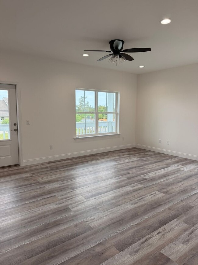 Building Photo - 913 Plantation Dr