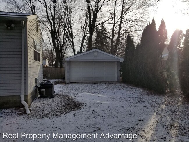 Building Photo - 3 br, 1 bath House - 21845 Novi Rd.