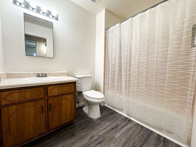 Building Photo - "Centrally located 3 bedroom, 2 bathroom H...