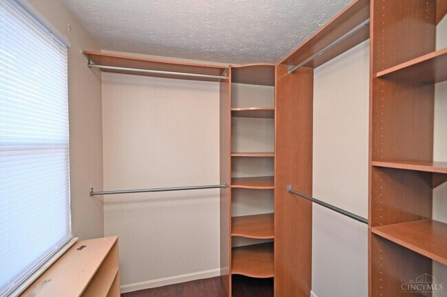 Building Photo - 985 Woodlyn Dr N