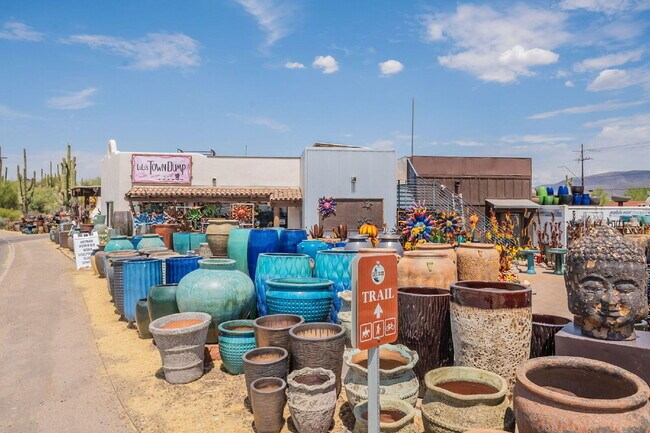 Building Photo - 6041 E Valley Way