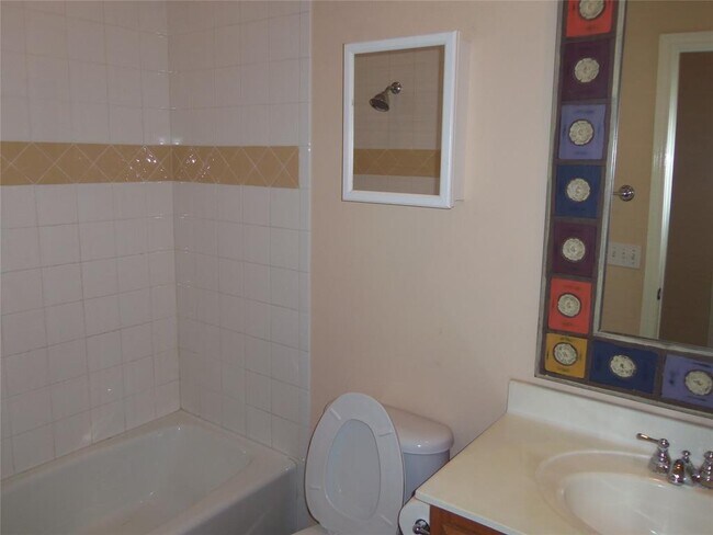 Building Photo - 10611 Lake Beach Dr