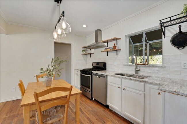 Building Photo - Classic home in the heart of Terrell Heights