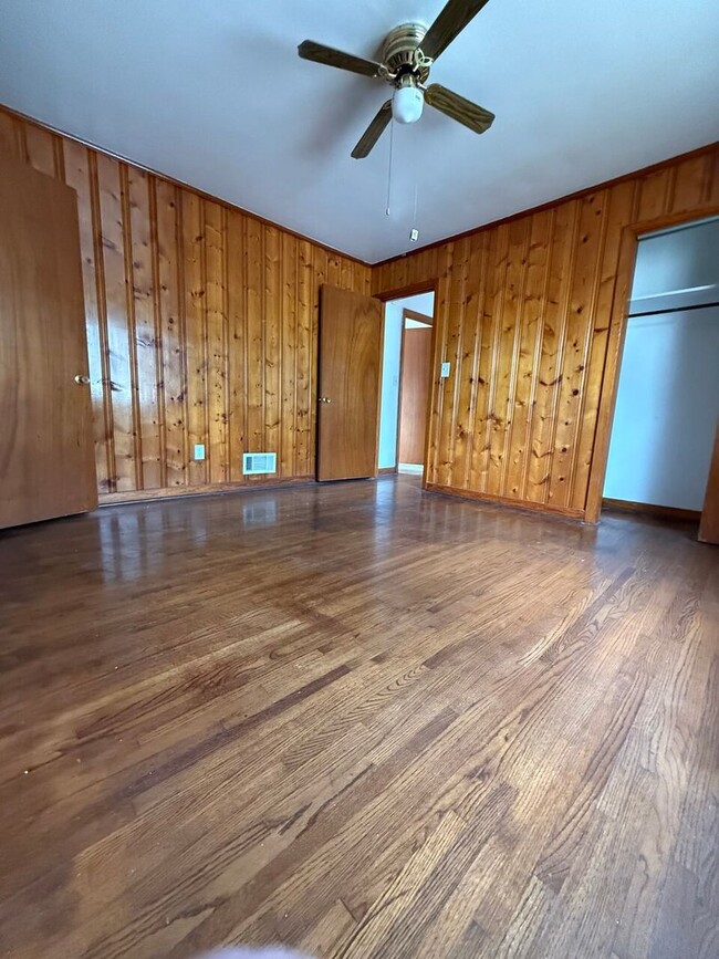 Building Photo - Cozy and New Renovated 3 Bedroom 2 Bath in...