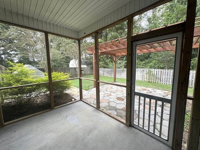 Building Photo - Great location between Wilmington and Jack...