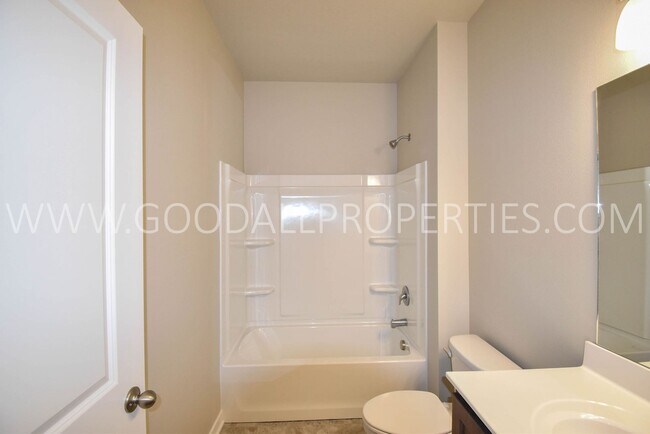 Building Photo - 4 Bed 2 Bath Home in the Waukee School Dis...