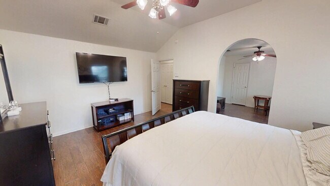Building Photo - "Spacious 3-Bedroom Retreat with 2 Full Ba...