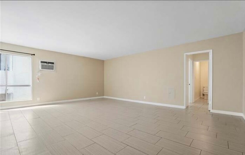 Building Photo - 5320 Zelzah Ave