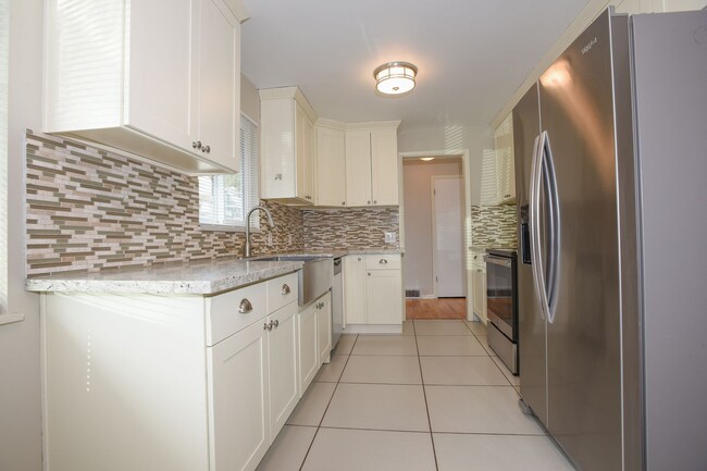 Building Photo - Spacious and Updated 4 Bedroom with Stunni...