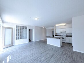 Building Photo - 2x2 Conveniently located. Large open conce...