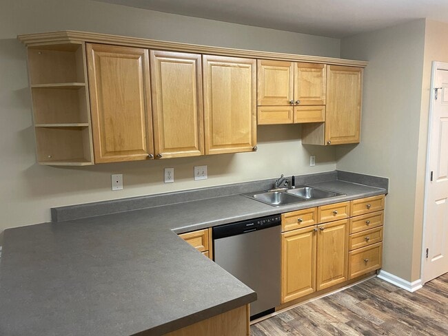 Building Photo - Town Home For Rent