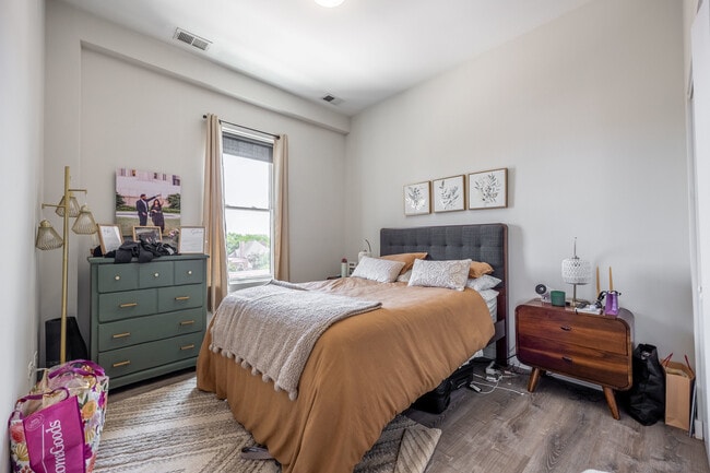 Building Photo - 2247 W Lawrence Ave