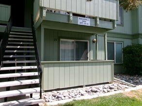 Building Photo - Well maintained 2 bedroom, 1 bath condo