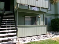 Building Photo - Well maintained 2 bedroom, 1 bath condo