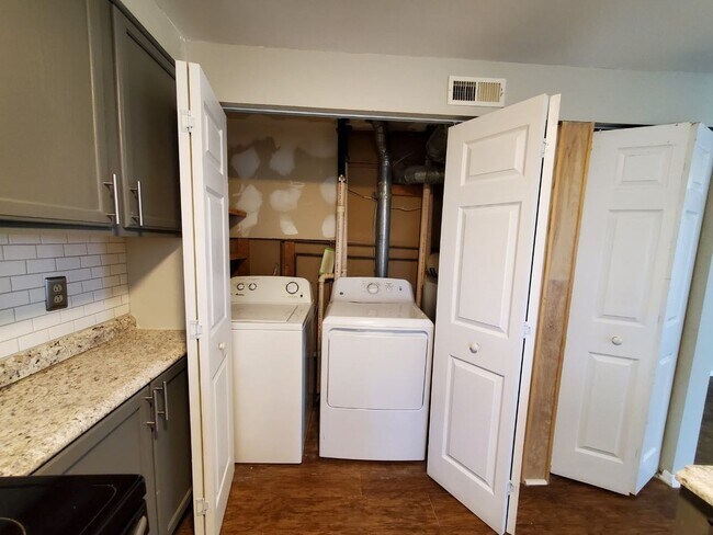Building Photo - 7516 Pebblestone Dr