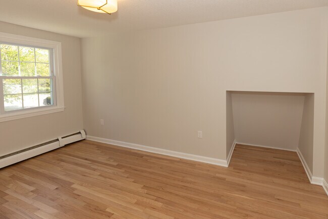 Building Photo - 10 Meadow Ln