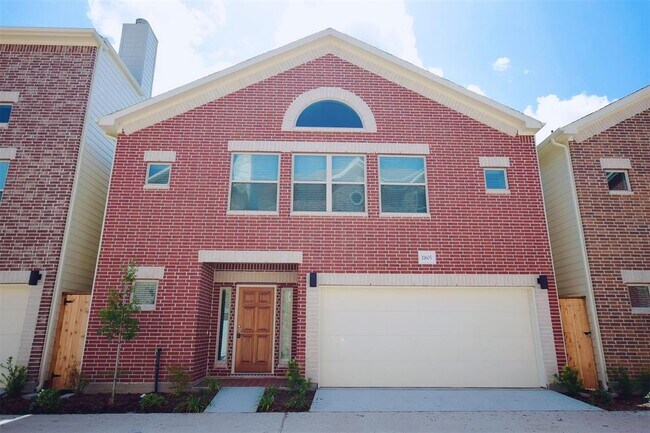 Building Photo - 11605 Main Pine Dr
