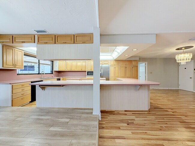 Building Photo - 609 Howard Ave