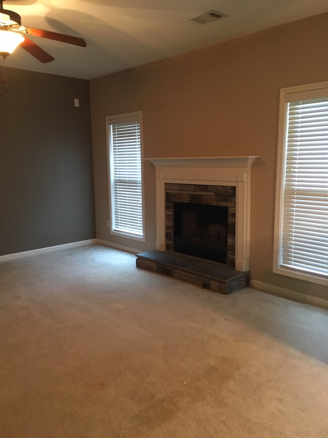 Living room - 1058 Cedarbrook Dr