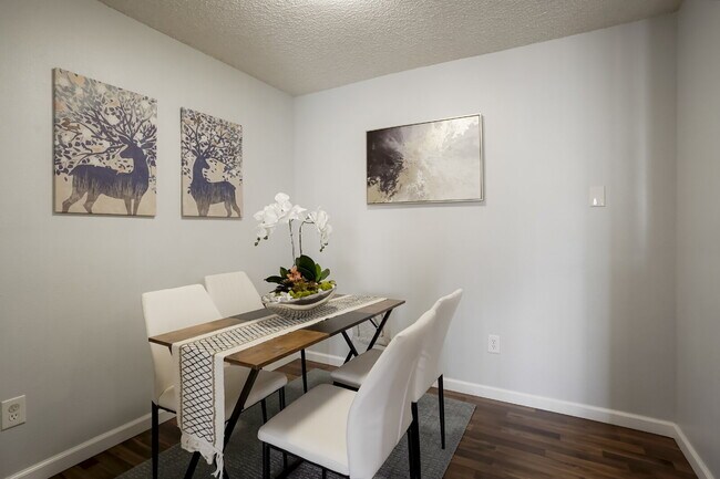 Building Photo - 2 Bedroom/2 Bathroom Condo - Aurora