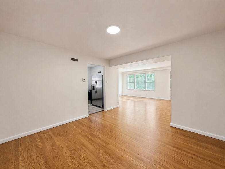 Building Photo - 6930 Jamieson Ave