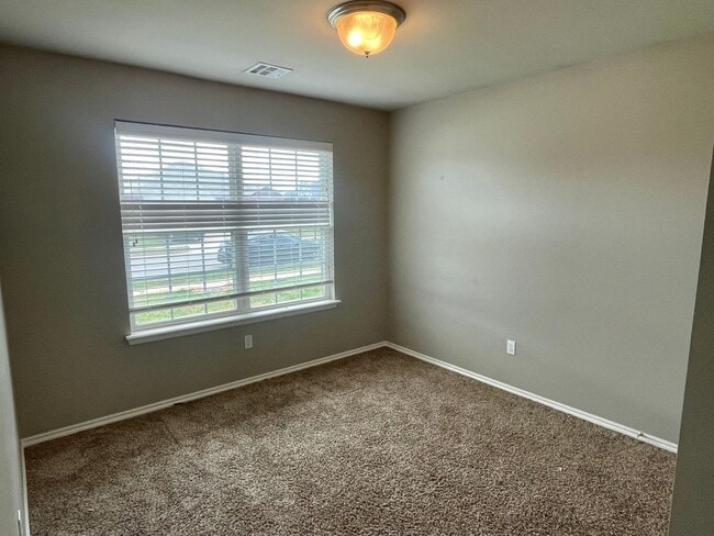 Building Photo - Beautiful 4 bed Bedroom Home in Mustang Sc...