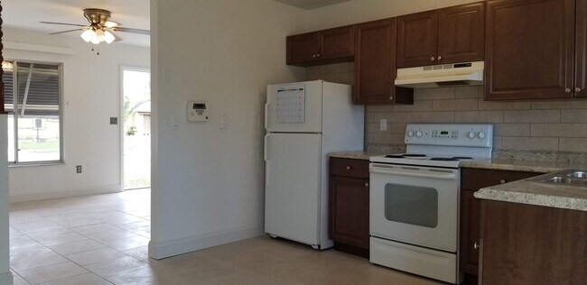 Building Photo - S. BISCAYNE & TAMIAMI TRAIL / 2 bedroom home / $ 1450