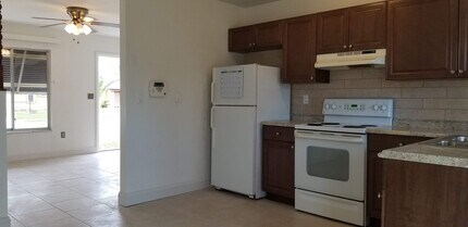 Building Photo - S. BISCAYNE & TAMIAMI TR -2 bedroom