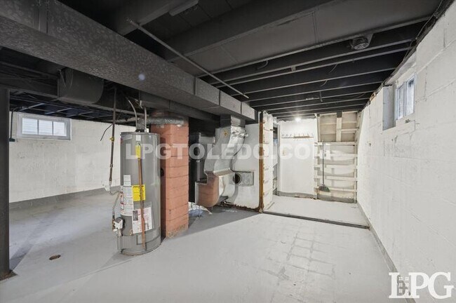 Building Photo - 1044 Hawk St