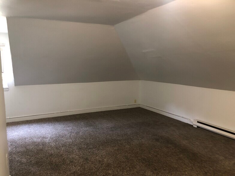 Building Photo - 610 NE Gray Ln