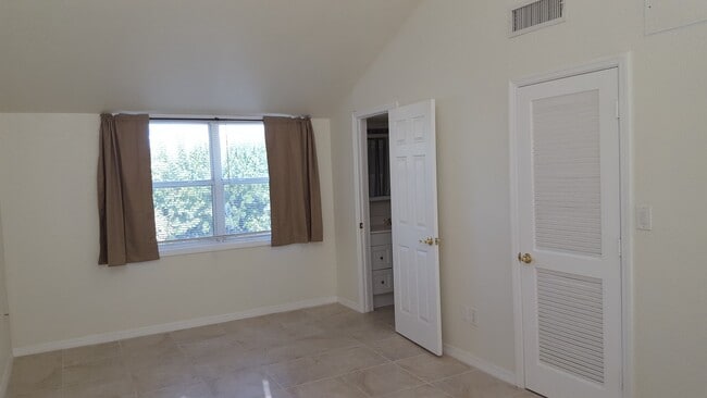 Building Photo - ONE BEDROOM LOFT