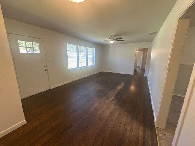 Building Photo - 3 Bedroom Home with Large Backyard near An...