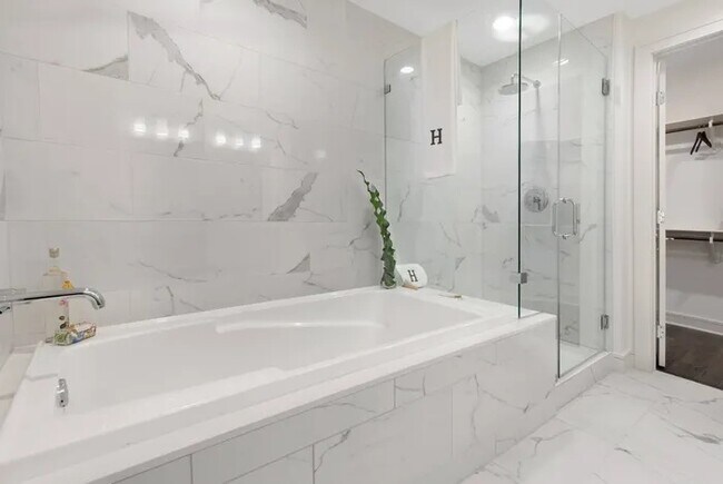 Building Photo - Luxury High-Rise Living with Up to 4 Weeks...