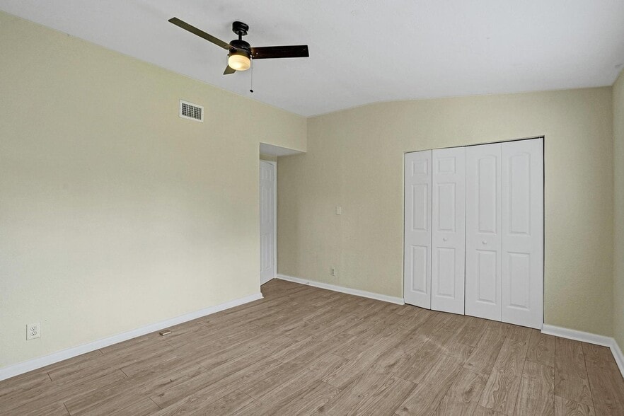 Building Photo - 1205 S Lake Dr