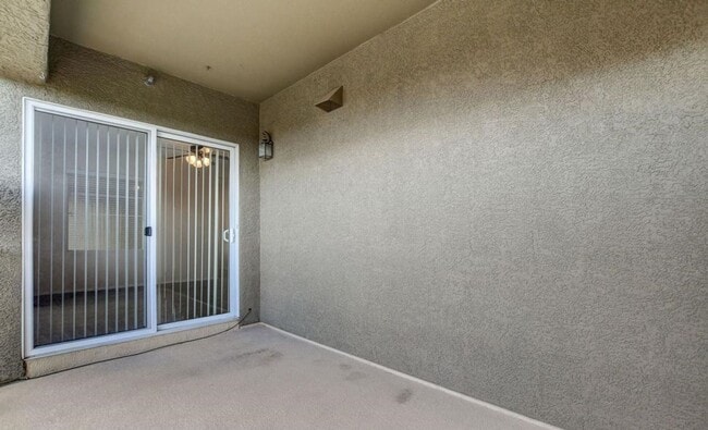 Building Photo - GORGEOUS 3 BEDROOM / 2 FULL BATH CONDO UNI...